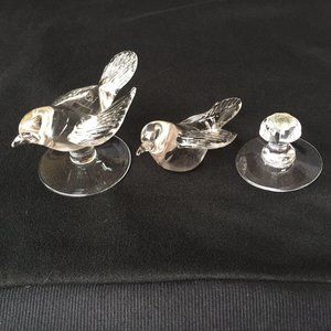 Art Glass Bird Sparrow Finch Figurine Clear Cut Engraved Set of 2 ONE BROKEN